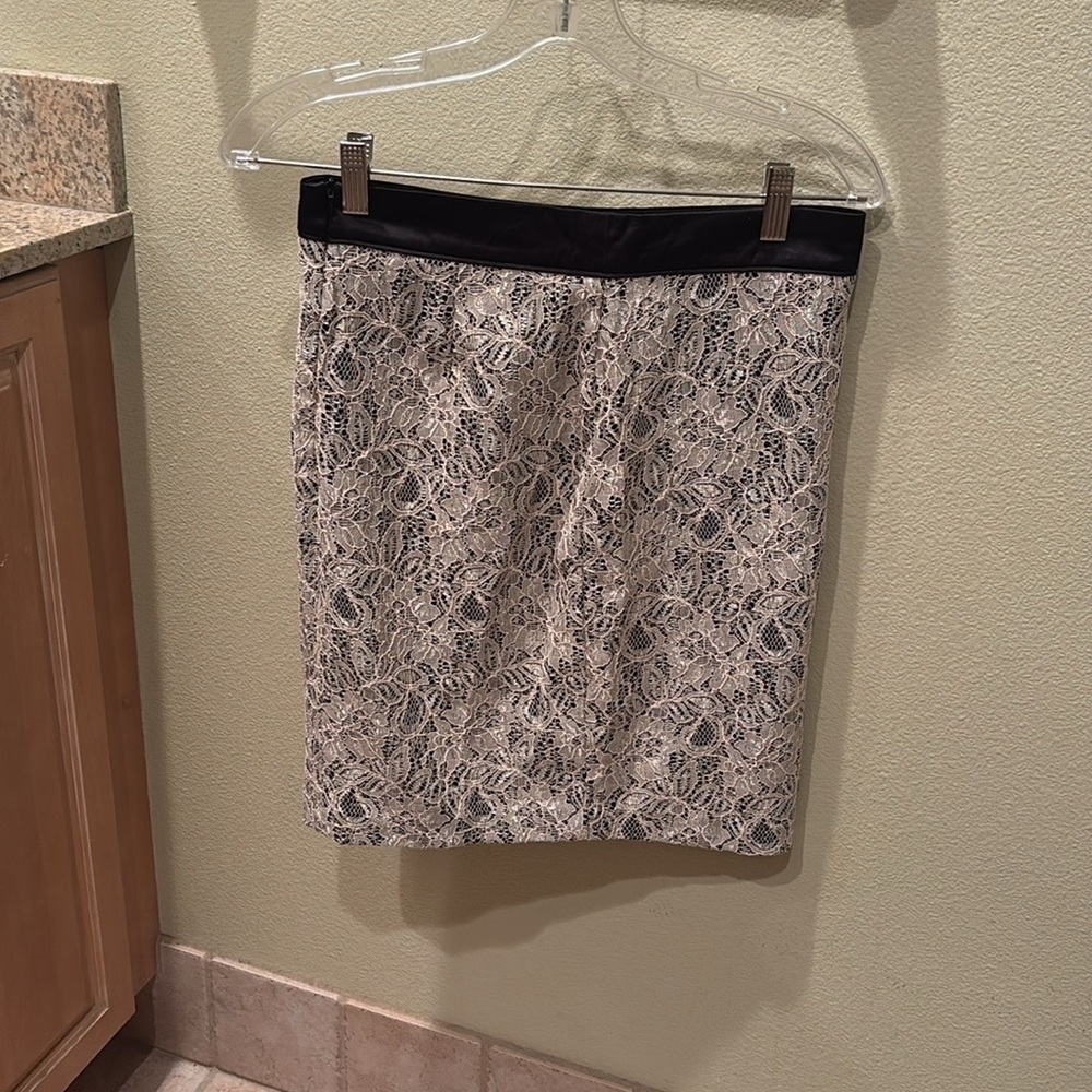 Forever 21 Elegant Black and Cream Lace Skirt - Picture 3 of 10